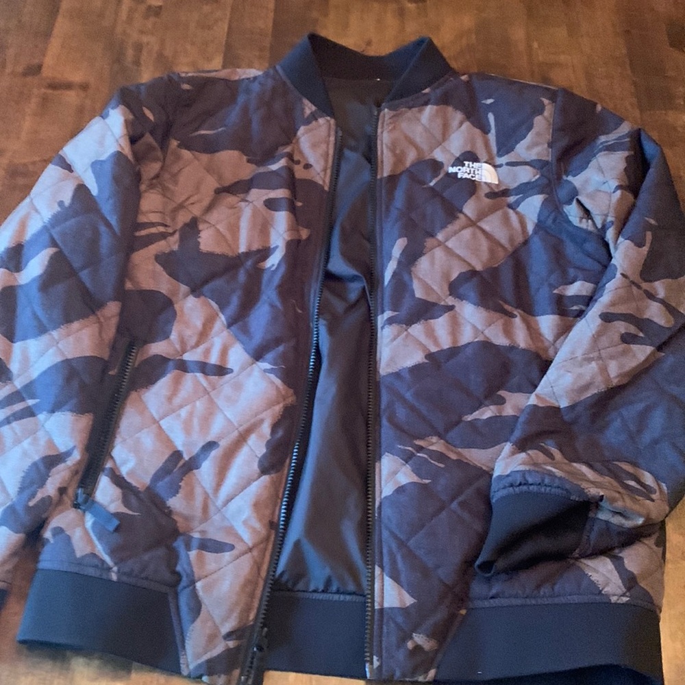 Mens north face. Reversible. Used. Size Small.